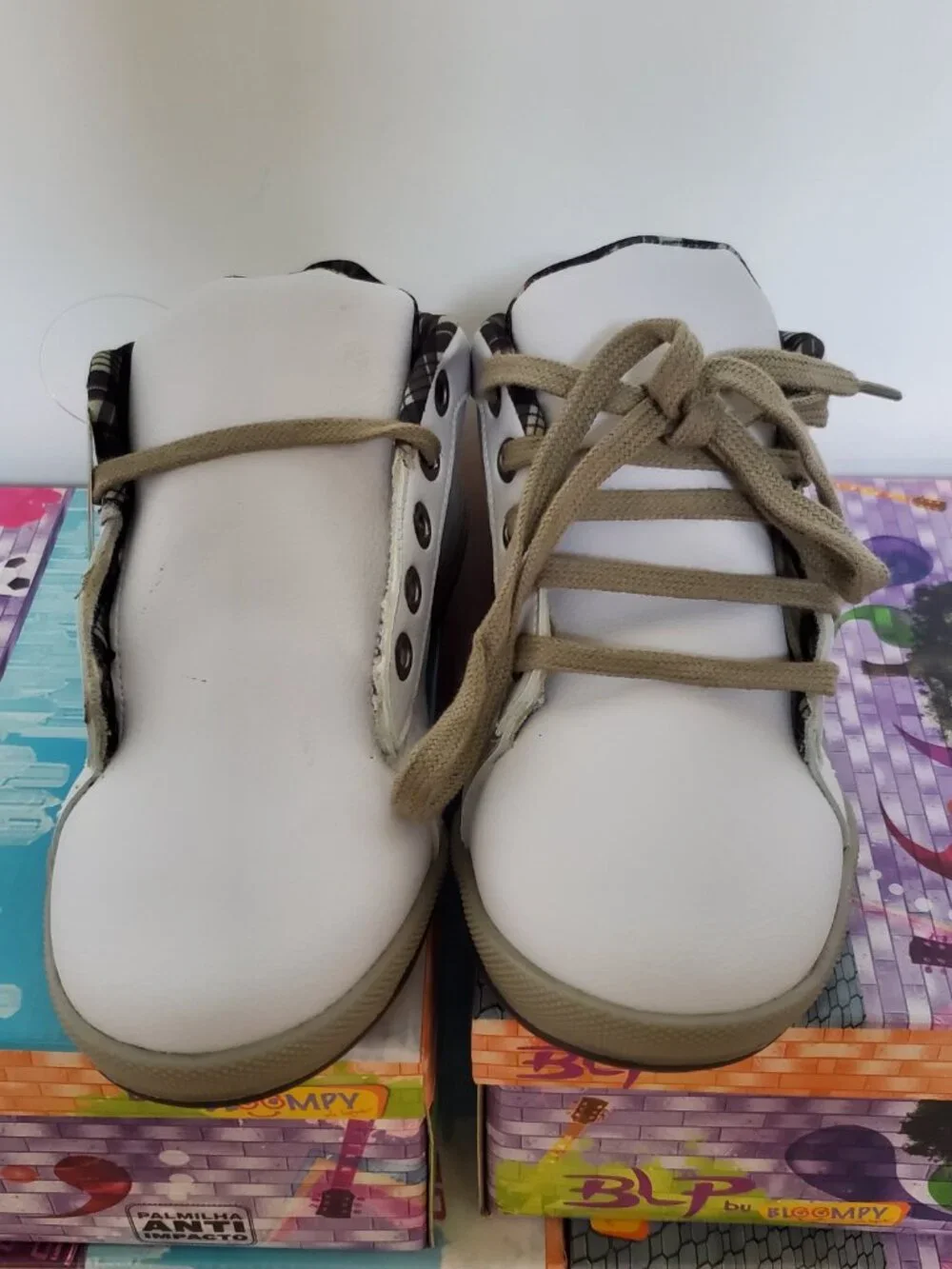 New white tan with green plain lining ankle hight sneakers size 1.5